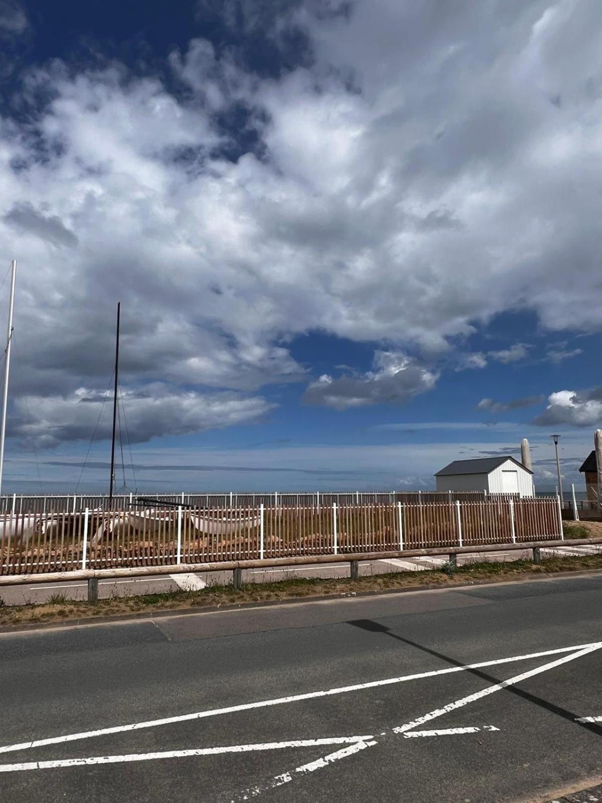Un Coin Paisible En Front De Mer Villa Ouistreham Exterior foto